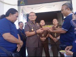 Surprise! FOKWAS Berikan Kado ke Kajari Situbondo di HUT Hari Bhakti Adhyaksa