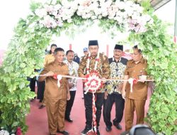 Resmikan Gedung Sebaguna, Gus Muhdlor Minta Kades Jalin Komunikasi Dengan Pemerintah Daerah