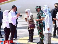 Kunker di Provinsi Jawa Timur, Presiden RI Jokowi Bagikan Bansos di Pasar Pucang Anom