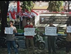 Kunjungan Presiden RI Joko Widodo di Jatim Disambut dengan Bentangan Poster Minta Keadilan Warga Bibis Bunder Krian Sidoarjo