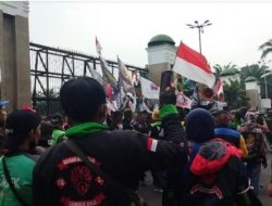 Massa HMI dan Ribuan Driver Ojol Sejabodetabek Kepung Gedung DPR RI, Aksi Menolak Kenaikan BBM