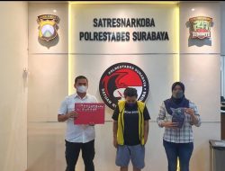Ngeri !! Wanita Bertato Mengedarkan Sabu Disergap Satresnarkoba Polrestabes Surabaya