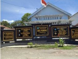 Gegara Jalan Berdebu dan Rusak, Warga Desa Perning Larang Dum Tuk Bermuatan Tanah Urugan Melintas