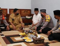 Kapolres Gresik Turut Berdukacita dan Anjangsana ke Rumah Duka Korban Tragedi Kanjuruhan