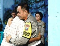 Dirlantas Polda Jatim Takziah ke Rumah Duka Korban Insiden Stadion Kanjuruhan