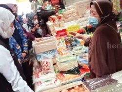 Pedagang Pasar Baru Gresik Curhat Kenaikan Harga Sembako ke Gubernur Khofifah 
