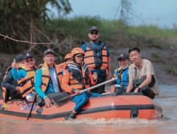 Memastikan Kondisi Normalisasi, Bupati Gresik Fandi Akhmad Yani Susuri Kali Lamong dengan Perahu Karet