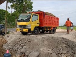 Satpol PP Hentikan  Urugan untuk  Bangunan Gedung di Desa Sambirejo Sampai Terbit Ijin PBG.