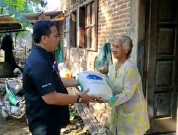 Menjelang HUT ke 71, Kasi Humas Polres Nganjuk Bagikan Sembako untuk Tukang Becak dan Sopir Angkot