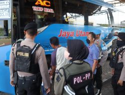 Pamor Keris Polres Gresik Berbagi Masker di Terminal, Himbau Masyarakat Tetap Disiplin Prokes