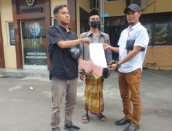 Gegara Dirugikan, Anggota BPD Karang Gayam Didampingi Dua LSM Laporkan Mantan Kades ke Mapolres Sampang
