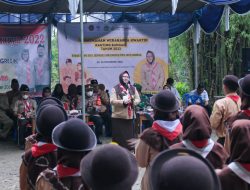 Bu Min Tetap Semangat Buka Perkemahan Wirakarya Bungah 2022, Meski Diguyur Hujan