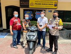 Kapolsek Dukuh Pakis Serahkan Sepeda Motor Hasil Curanmor Ke Pemiliknya.