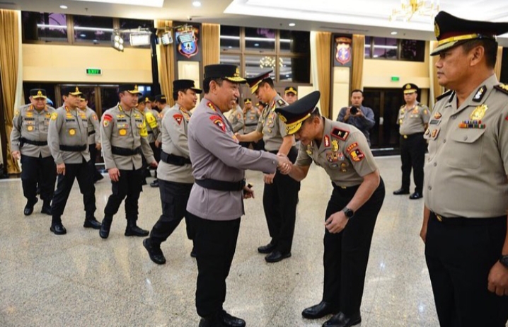 Ket foto: Sabilul saat mencium tangan Kapolri seusai pelantikan kenaikan pangkat, bersama sejumlah perwira tinggi lainnya.
