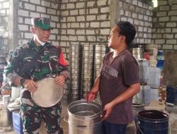 Babinsa Serda Aris Himbau Pemilik Usaha Daur Ulang Kaleng Bekas, Jangan Buang Limbah di Sembarang Tempat