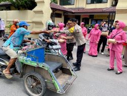 Indahnya Berbagi, Kapolsek Dukuh Pakis Berikan Nasi Kotak di Jum’at Berkah