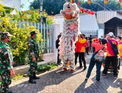 Babinsa Koramil 0830/04 Bubutan Kodim Surabaya Utara Pantau Perayaan Imlek di Kelurahan Alun-Alun Contong