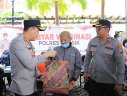Polisi Peduli, Polres Gresik Gelar Vaksin Presisi Sambil Berbagi