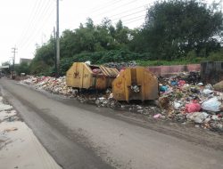 Kades Menganti Sekaligus Ketua AKD Kec. Menganti Risih Terhadap Wartawan, Saat Dikonfirmasi Masalah TPS Menganti