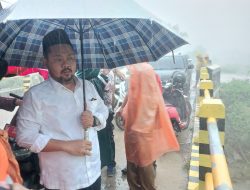 Ditengah Guyuran Hujan Deras, Gus Yani Meninjau Tanggul Anak Kali Lamong Di Desa Beton Yang Jebol