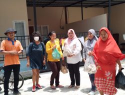 Kades Boteng Bagikan Bantuan Warga Terdampak Banjir