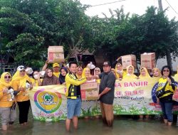 Ketua Fraksi Golkar DPRD Gresik Berikan Bantuan Sosial  Langsung kepada Korban Terdampak Banjir di Menganti