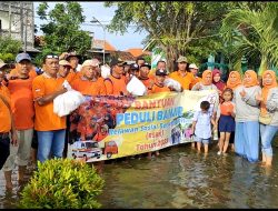 Relawan RSBK Cerme Peduli Bagikan Ratusan Nasi  Bungkus Kepada Korban Terdampak Banjir Dusun Tugu  Dan Desa Jono