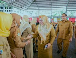 Serahkan SK Kenaikan Pangkat PNS, Wabup Gresik Bu Min Pesan PNS Untuk Terus Mengembangkan Diri