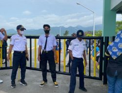 Babinsa Koramil Sangkapura Bantu Kelancaran Pemeriksaan Calon Penumpang Kapal Tujuan Bawean-Gresik