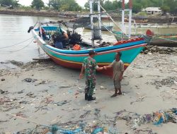 Cuaca Ekstrim, Babinsa Koramil 0817/14 Panceng Himbau Warga Nelayan Saat Akan Melaut
