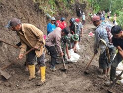 Babinsa Koramil Sangkapura Bergotong Royong dengan Masyarakat Bersihkan Bekas Tanah Longsor