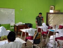 Peduli dengan Dunia Pendidikan, Babinsa Tambak Jadi Guru Bagi Siswa SDN 375 Gresik