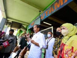 Presiden Jokowi Cek Harga Bahan Pangan di Pasar Wonokromo
