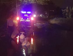 Polisi di Gresik Perbaiki Jalan Berlubang, Demi Warga Merasa Nyaman