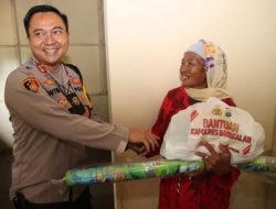 Hadiri Peresmian Bedah Rumah Nenek Lansia di Socah, Kapolres Bangkalan Bawa Sembako
