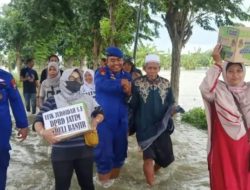 Ditpolairud Polda Jatim Bersama Polres Gresik Pantau Lokasi Banjir  di Gresik