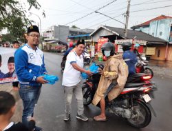 Kader Dan Puluhan Simpatisan Partai Demokrat Bagi-Bagi Takjil Ramadhan