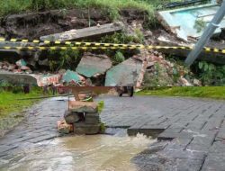 SDN 357 Sungairujing Ambruk Akibat Banjir dan Longsor, Para Siswa Kini Ikut Terkena Dampaknya