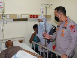 Peduli Kepada Anggotanya, Kapolres Gresik Jenguk Anggota yang Terbaring Sakit