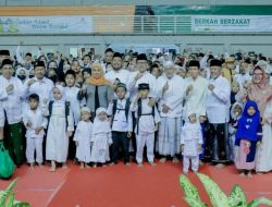 Bupati Gresik Bersama Gubernur Jatim Bagikan Ratusan Paket Beras