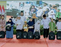 Bupati Gresik Bersama Wabup Dampingi Gubernur Jatim Berbagi 1000 Santunan Anak Yatim