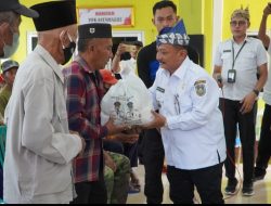 RIBUAN ABANG BECAK TERIMA BANTUAN SEMBAKO DARI BUPATI DAN WABUP SITUBONDO