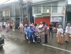 Anggota DPRD Gresik Fraksi Gerindra Bagikan Takjil Bersama Pengurus PAC dan Simpatisan Partai Kepada Tukang Ojol dan Pengguna Jalan
