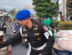 SubDenpom V/4-2 Gresik Bersama KJJT Gresik Bagikan Takjil di Jalan R.A Kartini