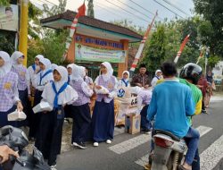 Wujud Nyata “Religious School”, UPT SMP Negeri 11 Gresik Bagikan Ratusan Takjil di Momen Ramadan Yang Bergelimang Berkah