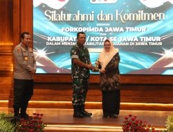 Bangun Palang Pintu Perlintasan Kereta Api, Wabup Aminatun Habibah Terima Penghargaan Dari Pangdam V Brawijaya
