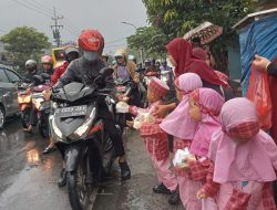 Meski Ditengah Gerimis, Anak-anak TKM NU 7 dan KBM NU Al Firdaus 116 Pongangan Bagi-bagi Takjil Untuk Para Pengendara Yang Melintas