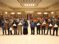 Ratusan Sopir Angkot dan Angdes Se-Kabupaten Gresik Terima Bantuan Sembako Dari Wabup Gresik