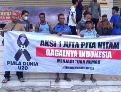 Komunitas Pecinta Sepakbola Indonesia Bagi-bagi Takjil dan Pita Hitam Atas Batalnya Indonesia Jadi Tuan Rumah Piala Dunia U-20 Serta Gagalnya Timnas Indonesia U-20 Tampil