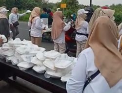 Nur Sa’idah Hadiri Bagi-bagi Takjil Yang Digelar PAC Gerindra Kecamatan Cerme Bagi Para Pengguna Jalan